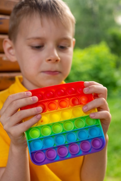 Jongen van zeven met regenboog pop it