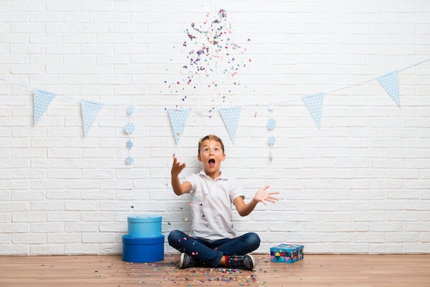 Jongen viert zijn verjaardag met confetti in een feestje