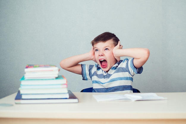 Jongen wordt gek met huiswerk