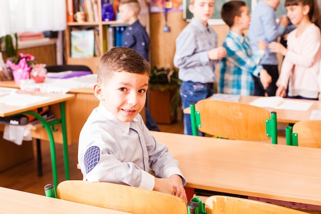 Jongen zit op de stoel in de klas tijdens de pauze