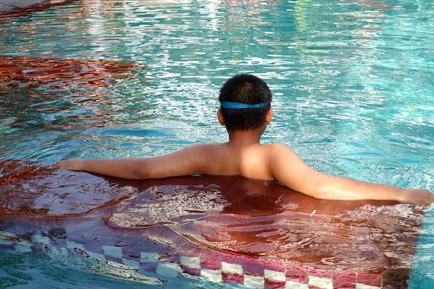 Foto jongen zwemmen in zwembad