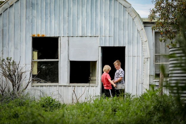 Jongens die een verlaten boerderij verkennen