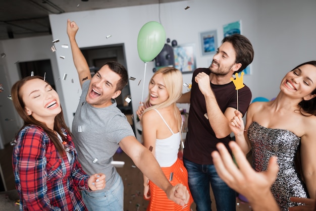 Jongens en meisjes dansen op een verjaardagsfeestje.