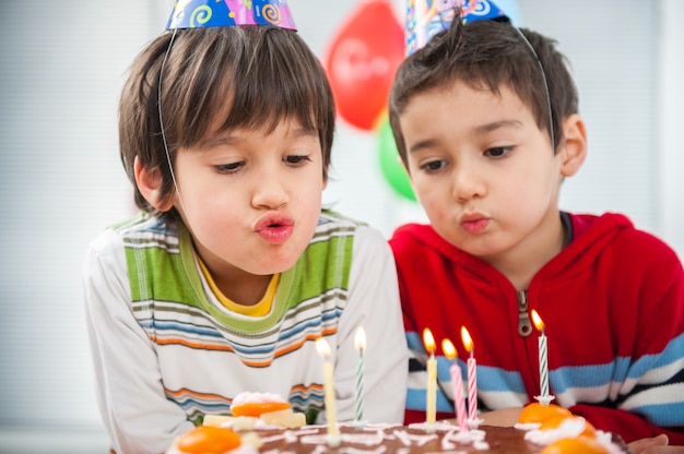 Jongens en meisjes genieten van verjaardagsfeestje