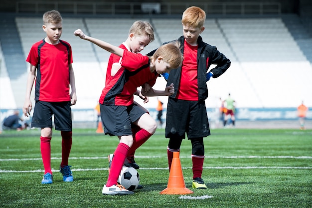 Jongens in de voetbalpraktijk