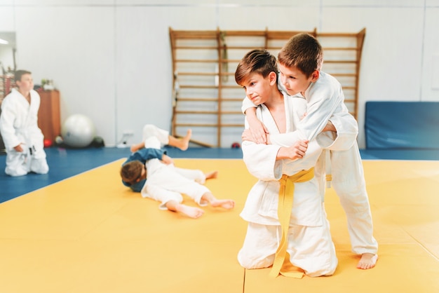 Jongens in kimonogevechten, judotraining voor kinderen