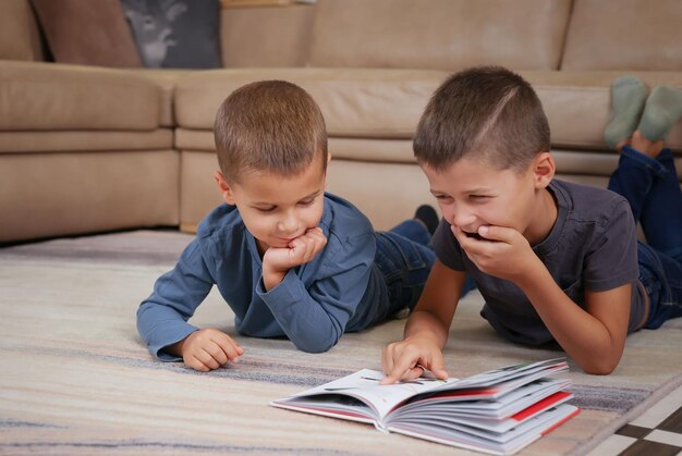 jongens liegen en lezen een boek, veel plezier