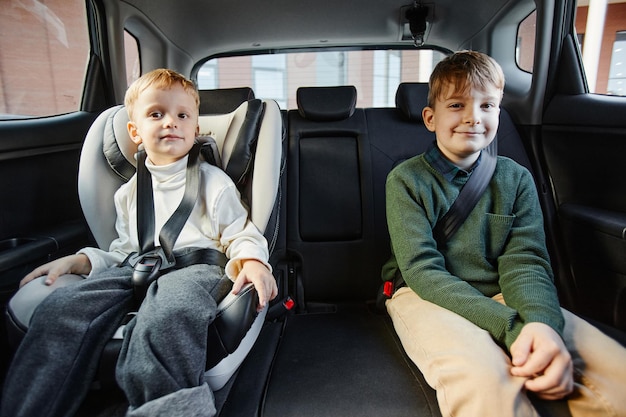 Jongens met veiligheidsgordels in auto