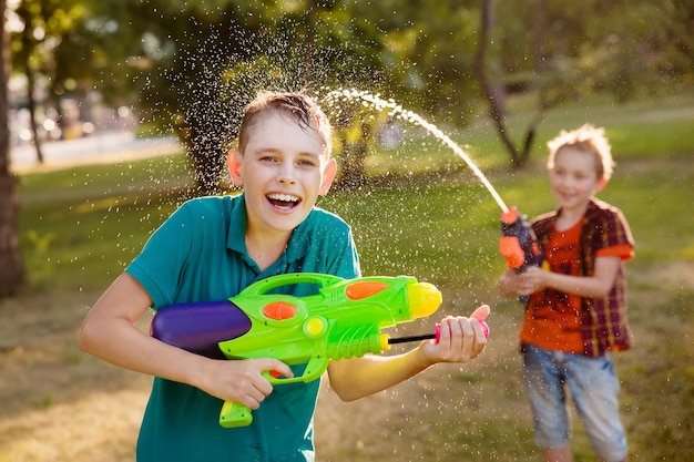 Jongens plezier spelen met waterpistolen