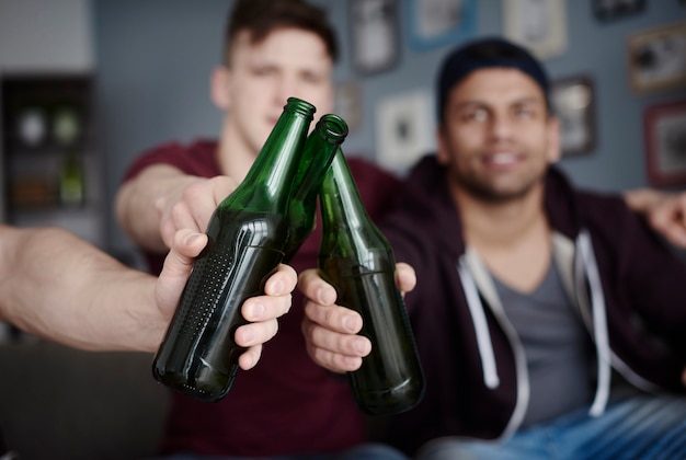 Jongens roosteren met bierflesjes