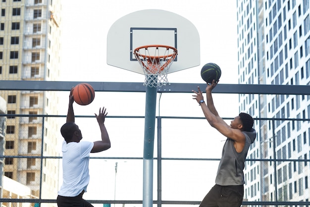 Jongens scoren doel in basketbal