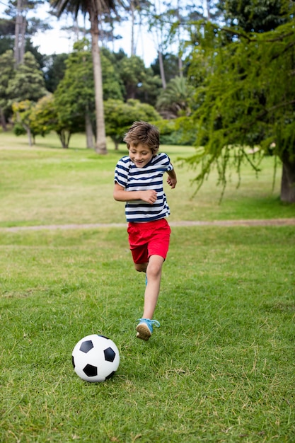 Jongens speelvoetbal in park