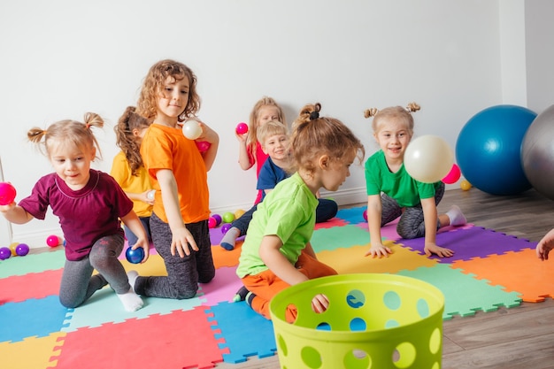 Foto jongens spelen met veelkleurige ballonnen