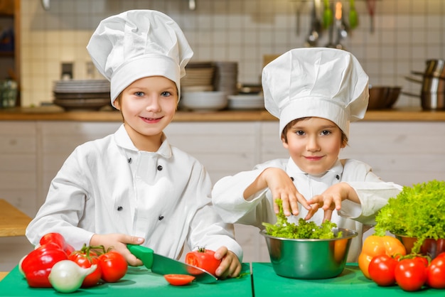 Jongens verkleedden zich als kok in de keuken