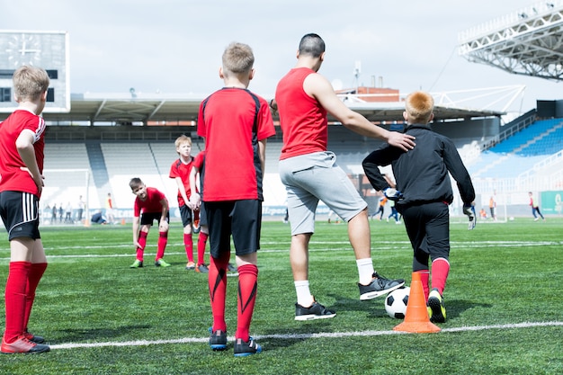 Jongens voetballen in het stadion