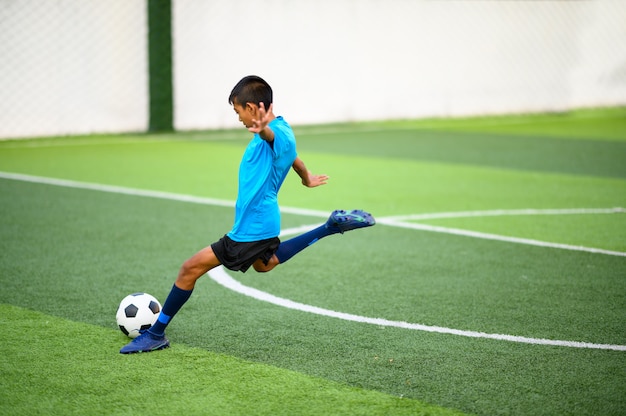 Jongens voetballen op het voetbalveld