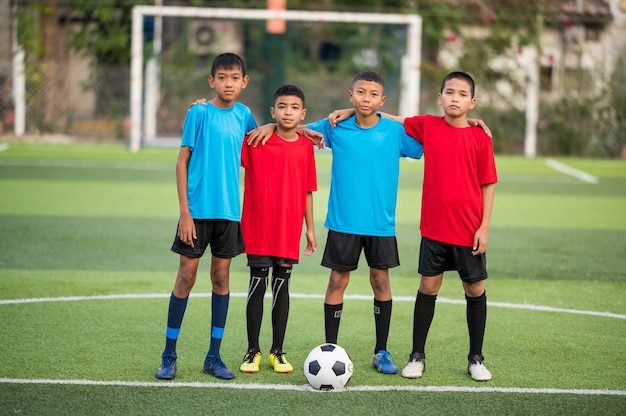 Jongens voetballen op het voetbalveld