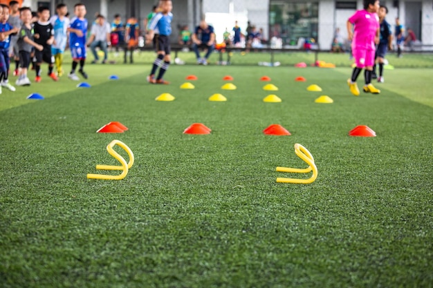 Jongens voetbalveld