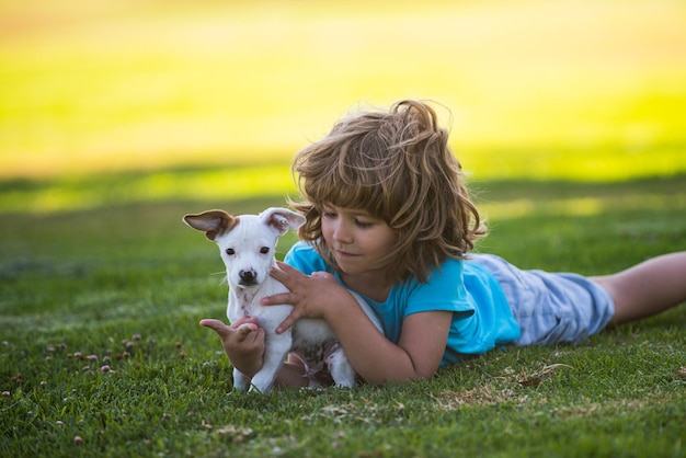 Jongenskind wandeling met puppy. Portret jongen jongen met hondje.