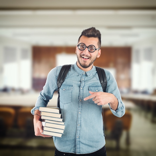 Jongensnerd die boeken voor een examen bestudeert