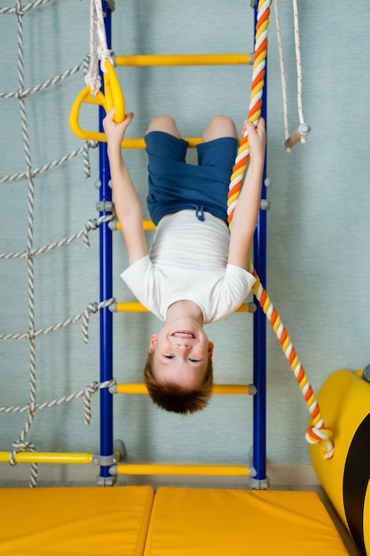 Jongensschooljongen onderschat sport op Zweedse huismuur