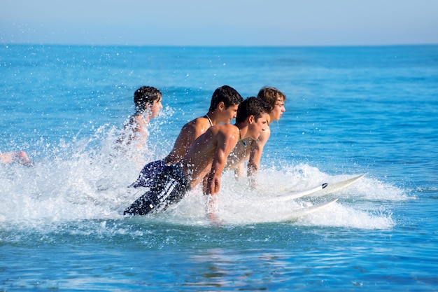 Jongenssurfers die het springende springen op surfplanken surfen