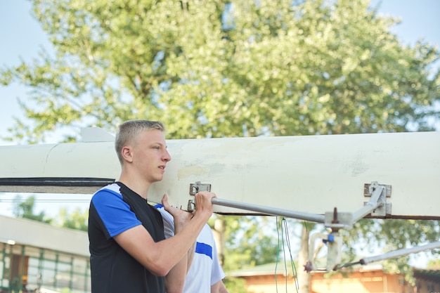 Jongenstiener met de kajak van de sportenboot, watersporten