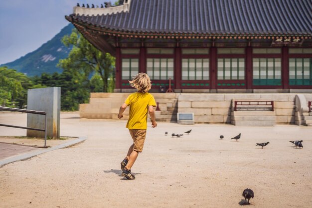 Jongenstoerist in Korea Gyeongbokgung Palace-terrein in Seoul Zuid-Korea Reis naar Korea-concept Reizen met kinderen-concept