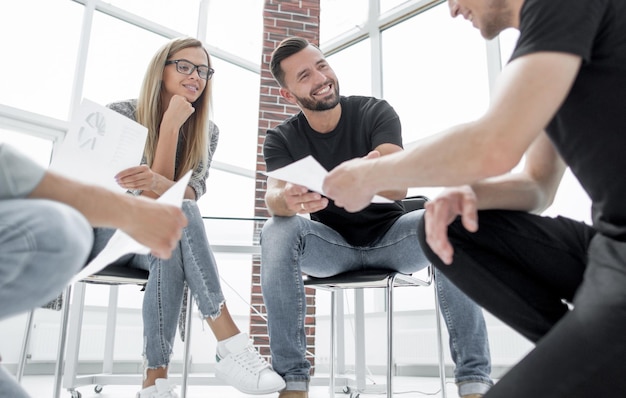 Jongeren bespreken businessplan met collega's creatieve mensen ontmoeten elkaar in vergaderruimte