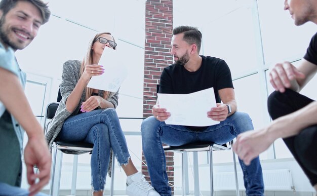 Jongeren bespreken businessplan met collega's Creatieve mensen ontmoeten elkaar in vergaderruimte