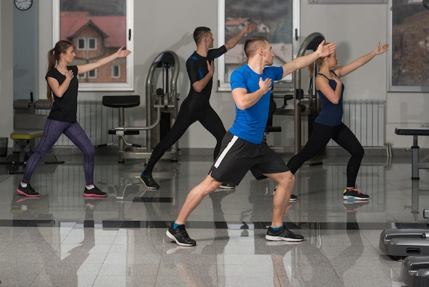 Jongeren bezig in de sportschool