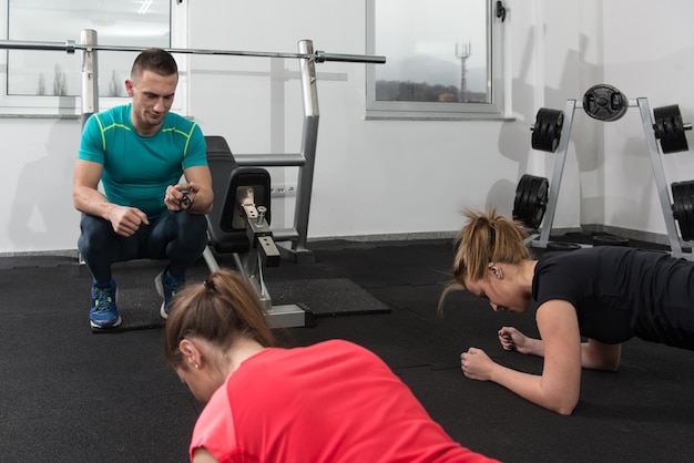 Jongeren bezig in de sportschool