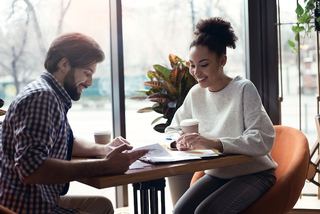 Jongeren coworking samen op creatieve kantoor zitten discu