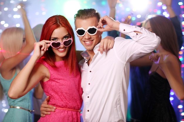 Jongeren dansen op feestje