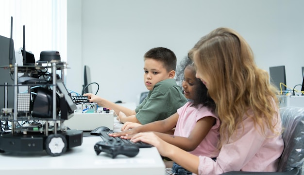 Jongeren die de handrobottechnologie gebruiken, hebben plezier in het leren van de elektronische printplaat en de handrobotcontroller van robottechnologie, een van de STEM-cursussen
