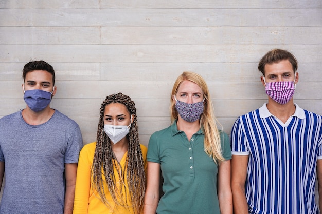 Foto jongeren die gezichtsmaskers dragen voor coronaviruspreventie