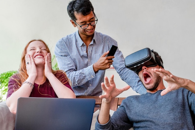 Jongeren die plezier hebben met een nieuwe technologie vr-headsetbril, universiteitsstudenten die een virtual reality-spelprogramma gebruiken