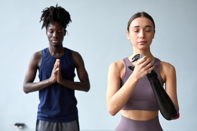 Jongeren die samen yoga doen