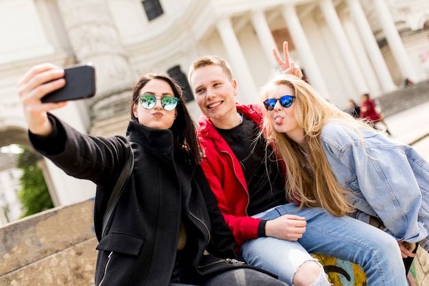 Jongeren die selfie in Wenen, Oostenrijk nemen