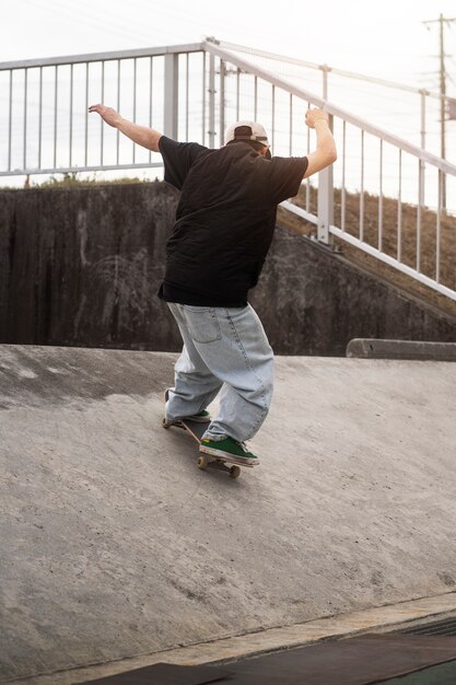 Foto jongeren die skateboarden in japan