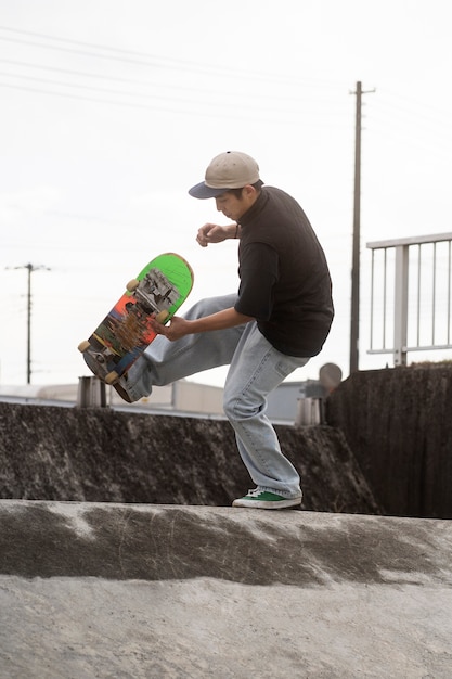 Jongeren die skateboarden in japan