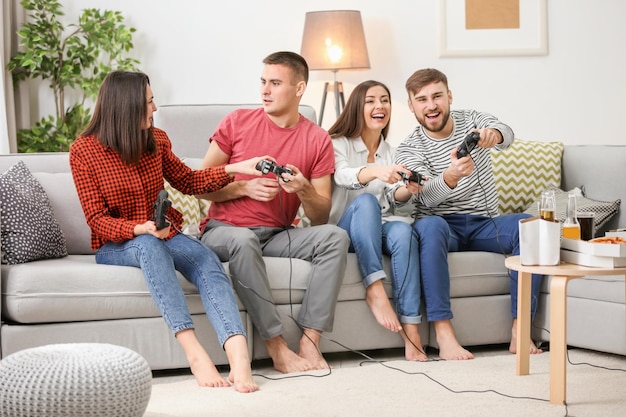 Jongeren die thuis videogames spelen