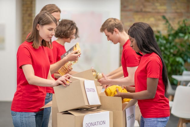 Jongeren die werken in een distributiecentrum voor donaties