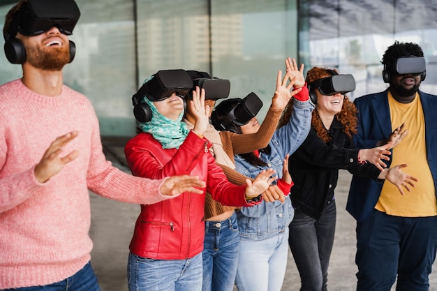 Jongeren dragen virtuele headsets buiten Zachte focus op de hand van het middelste meisje