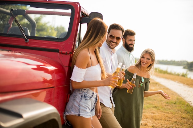 Jongeren drinken en hebben plezier met de auto