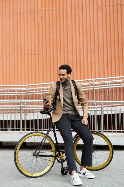 Jongeren fietsen naar het werk in de stad