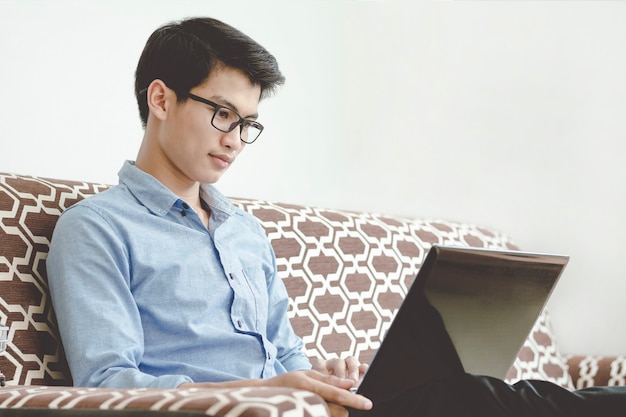 Jongeren gebruiken laptop om online te leren en onderzoek te doen.