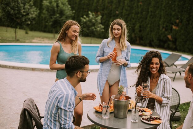 Jongeren hebben een zomerviering van eten, drinken en vriendschap