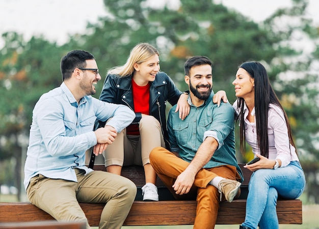 Jongeren hebben plezier, gelukkige groepsvriendschap, studentenlevensstijl