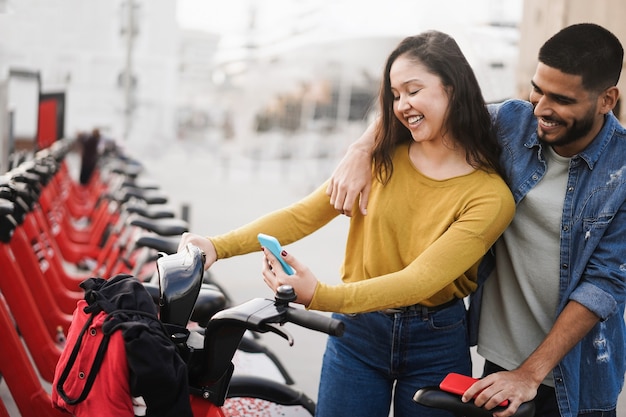 Jongeren huren elektrische fiets met smartphone app